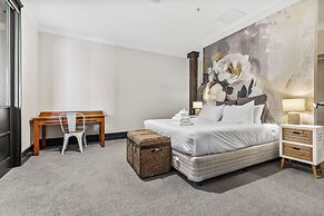 Spacious 2BR in CBD Pool Gym Parking Zodiak Stays