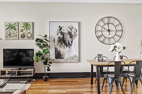 Spacious 2BR in CBD Pool Gym Parking Zodiak Stays