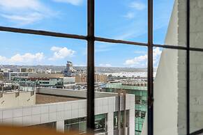 Spacious 2BR in CBD Pool Gym Parking Zodiak Stays