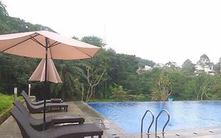 Comfort 1Br At Royal Heights Apartment