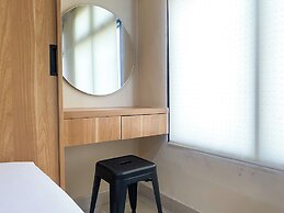 Minimalist Design Studio At Pollux Chadstone Apartment