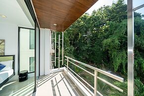 Vibrant Beach Life at Kata Villa UTK4