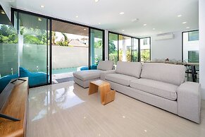 Vibrant Beach Life at Kata Villa UTK4