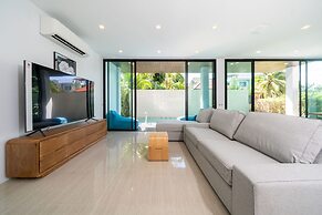 Vibrant Beach Life at Kata Villa UTK4