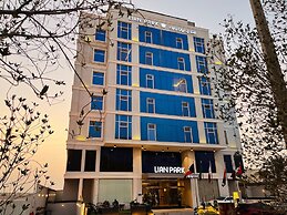 Lian Park Hotel