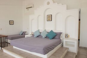 Apt. with Jacuzzi Ixt. Zihuatanejo 3 BR