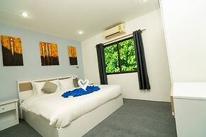 3 Bed 3 Bath Villa 400m to the Beach Sleeps 10