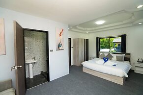 3 Bed 3 Bath Villa 400m to the Beach Sleeps 10