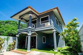 3 Bed 3 Bath Villa 400m to the Beach Sleeps 10