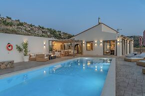Luxury Villa Maximus - With Private Heated Pool