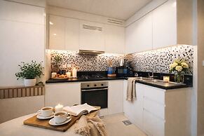 Keyrock Living - Oasis with Balcony View