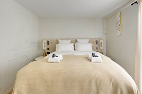 Champs Elysees AC Luxe with Terrace
