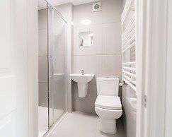 D'luxe 5-bed House - Sleeps 12 & Private Parking