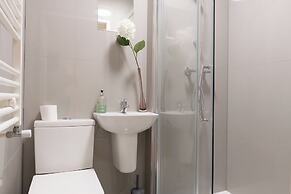 D'luxe 5-bed House - Sleeps 12 & Private Parking