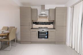 D'luxe 5-bed House - Sleeps 12 & Private Parking