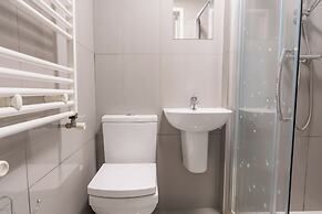 D'luxe 5-bed House - Sleeps 12 & Private Parking