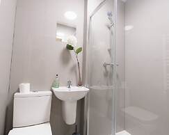 D'luxe 5-bed House - Sleeps 12 & Private Parking