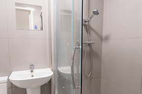 D'luxe 5-bed House - Sleeps 12 & Private Parking
