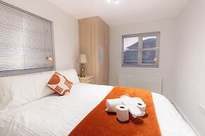 D'luxe 5-bed House - Sleeps 12 & Private Parking