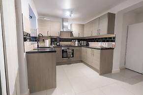 D'luxe 5-bed House - Sleeps 12 & Private Parking