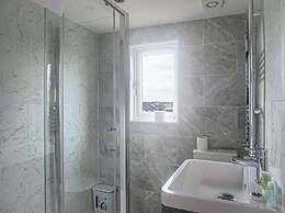 Spacious 6 Bedroom House in Bexleyheath