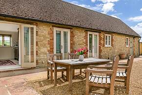 Priory Courtyard - 3 Bedroom Escape