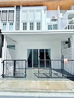 Minimalist Townhome Stay