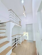 Minimalist Townhome Stay