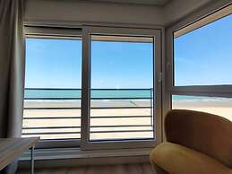 Sea View Apartment by Beach