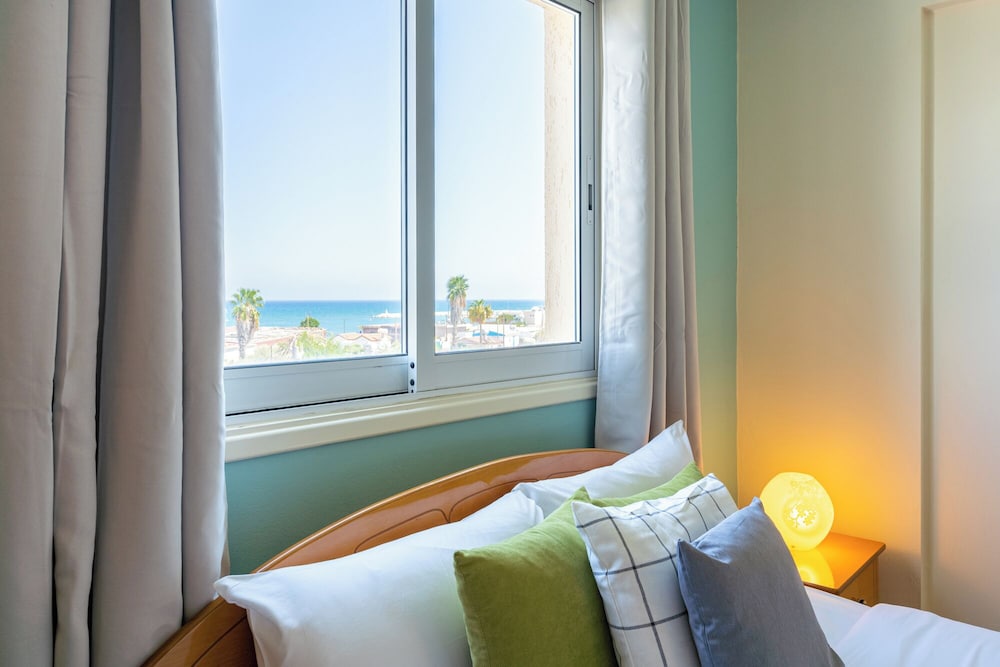 Bayview 2-BR Apartment in Larnaca