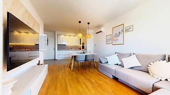 Mika's 2-Bedroom Seaview Flat & Parking