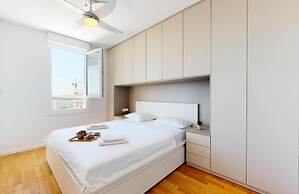 Mika's 2-Bedroom Seaview Flat & Parking