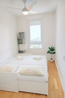 Mika's 2-Bedroom Seaview Flat & Parking