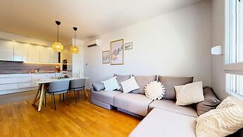 Mika's 2-Bedroom Seaview Flat & Parking