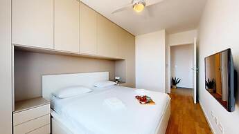 Mika's 2-Bedroom Seaview Flat & Parking