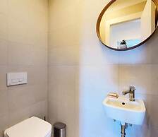 Mika's 2-Bedroom Seaview Flat & Parking