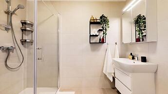 Mika's 2-Bedroom Seaview Flat & Parking