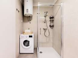 Mika's 2-Bedroom Seaview Flat & Parking