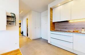 Mika's 2-Bedroom Seaview Flat & Parking