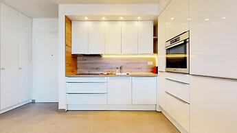 Mika's 2-Bedroom Seaview Flat & Parking
