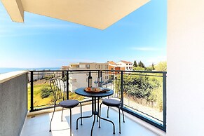 Mika's 2-Bedroom Seaview Flat & Parking