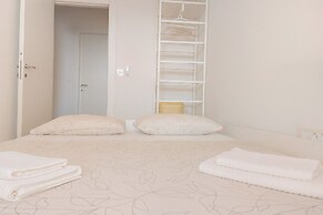 Mika's 2-Bedroom Seaview Flat & Parking