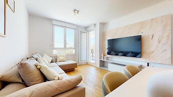 Mika's 2-Bedroom Seaview Flat & Parking