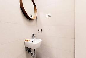 Mika's 2-Bedroom Seaview Flat & Parking