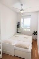 Mika's 2-Bedroom Seaview Flat & Parking