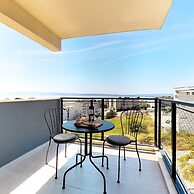 Mika's 2-Bedroom Seaview Flat & Parking