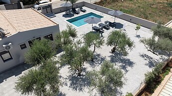Glafkos House with Pool near the Beach