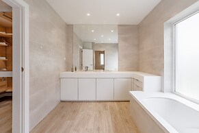Aroeira Modern Grand Villa With Pool by Homing