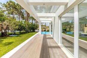Aroeira Modern Grand Villa With Pool by Homing