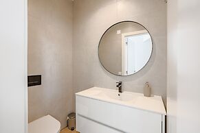 Aroeira Modern Grand Villa With Pool by Homing